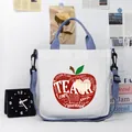 Borsa tote in tela bianca con manici blu e motivo a mela per insegnanti con tracolla - Stile Apple Word Cloud (06)