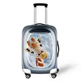 Kofferhülle mit Giraffe im Flugzeugfenster-Print auf grauem Reisegepäck mit Rollen - Realistisches Giraffe Muster