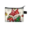 Mini portamonete natalizio con gnomi festivi, alberi e testo Believe su tela bianca - Stile Gnomi di Natale Believe (02)