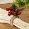 Servilletero navideño con bayas rojas, agujas de pino y cuerda de cáñamo natural - Agujas de pino y bayas rojas