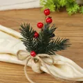 Servilletero navideño con agujas de pino, bayas rojas y lazo de cuerda decorativo - Aguja de pino
