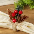 Servilletero navideño rústico con bayas rojas, agujas de pino y lazo de arpillera - Piña de pino