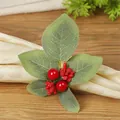 Servilletero navideño con bayas rojas y hojas verdes sobre un fondo de madera - Hoja de eucalipto
