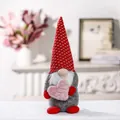 Détail d'un nain de la Saint-Valentin fait main avec bonnet rouge et cœur rose en peluche - Style Homme avec Cœur