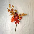 Detail eines künstlichen Herbstzweigs mit rotem Kürbis, Ahornblättern und orangefarbenen Beeren - Roter Kürbis Ahornblatt Stil (WSJ0001)
