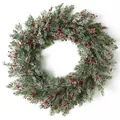 Detalle de corona de Navidad escarchada con agujas de pino y bayas rojas de acebo vibrantes - Guirnalda de Bayas Rojas Nevadas / 45cm