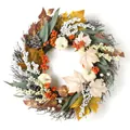 Couronne d'automne avec citrouilles blanches feuilles d'érable et baies sur fond blanc - Feuille d'Érable Multicolore Citrouille et Pomme de Pin (B005)