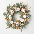 Ghirlanda autunnale con zucche bianche, foglie di acero e pigne su uno sfondo bianco - Ghirlanda di fiori