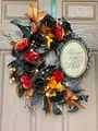 Makro-Detail des Halloween-Kranzes mit Rosen, Ahornblättern und Willkommens-Schild - Welcome Schild Stil (WSJ002) / 40CM