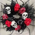 Ghirlanda gotica di Halloween con foglie nere, rose rosse e tre teschi bianchi decorativi - Stile Tre Teschi Fiore Rosso (WSJ008)