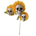 Drei realistische weiße Totenköpfe mit gelben Sonnenblumenblättern an einem Gartenstab - Drei-Kopf-Stil