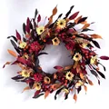 Détail du gros plan d'une couronne d'automne avec baies, citrouilles et feuilles d'érable - Style Marguerite d'Automne Rouge Foncé et Orange (B023)