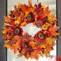 Détail d'une couronne d'automne avec feuilles d'érable, citrouilles et tournesols - Tournesol Rouge Foncé et Citrouille Colorée (B022)