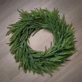 Macro-opname van Norfolk-dennenkransnaalden met een realistische groene textuur - PE Dennennaald Krans 70cm