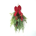 Detail von beflocktem Weihnachtsschmuck mit roten Beeren, Zapfen und Samtschleife - Schleife Wassertropfen Zweig / Kleine Größe