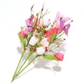 Detail van kunsttulpen met decoratieve vlinders en bessen op een witte achtergrond - Stijl met Meerdere Stelen Arrangement