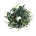 Detailansicht des künstlichen Eukalyptus-Kranzes mit weißen Blüten und Zweigbasis - Eukalyptus Weidenblatt Stil (A048-4)
