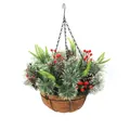 Weihnachts-Hängeampel mit Tannennadeln, roten Beeren und echten Kiefernzapfen - Weihnachts-Hängekorb mit roten Beeren und Kiefernadeln (C044-3)