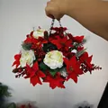 Dettaglio di un cesto natalizio appeso con stelle di Natale e bacche in mano - Stile Poinsettia Rosa Bianca Pigna (C063)