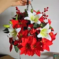 Dettaglio di cesto natalizio con stelle di Natale finte, bacche rosse e catena in metallo - Stile Poinsettia Giglio Bianco Bacche (C064)