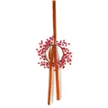 Detalle de corona de Navidad con bayas rojas y una cinta de terciopelo marrón para colgar - 30cm / Estilo de Bayas Rojas