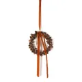 Corona de piñas naturales con cinta de terciopelo naranja quemado para decoración navideña - 30cm / Estilo Piña