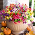 Herfstdecoratie buiten met kleurrijke kunstmatige klimopbloemen in een beige pot - Paarse Serie Gemengde Stijl (A095-3)