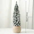 Detailansicht eines 30cm beflockten Mini-Weihnachtsbaums mit rustikalem Websockel - Extra Groß (30cm)