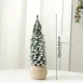 Detail eines 25 cm Mini-Weihnachtsbaums mit Schneeeffekt und geflochtener Basis - Groß (25CM)