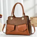 Elegante braune Ledertasche mit Webmuster und Metallschnalle für stilvolle Damen - Erdgelb