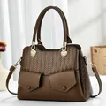 Elegante zweifarbige braune Handtasche mit Webstruktur und verstellbarem Gurt - Braun