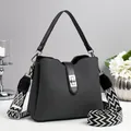 Bolso de mano gris oscuro con textura tejida, asas de cuero y correa geométrica - Negro