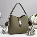 Bolso cubo verde oscuro de lona con cierre plateado y correa de hombro geométrica - Verde