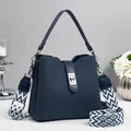 Bolso cubo azul marino con cierre de giro plateado y correa de tela estampada - Azul