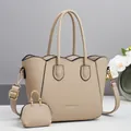 Dettaglio della borsa tote in pelle albicocca con bordo ondulato e mini portamonete - L28xP12xA20cm / Cachi