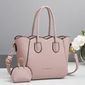 Dettaglio della borsa tote rosa con trama litchi e mini portafoglio coordinato - L28xP12xA20cm / Rosa