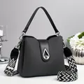 Stilvolle schwarze Handtasche mit geometrischem Schultergurt und silbernem Metallverschluss - Schwarz