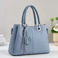 Elegante nebelaue Handtasche mit geometrischer Prägung und Silberbeschlägen - Blau