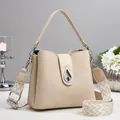 Details der hellbeige Eimertasche mit gewebter Textur, Ledergriff und silbernem Schloss - Khaki
