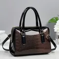 Sac à bandoulière chic avec motif crocodile, fini brillant et détails dorés - café
