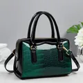 Sac à main vert avec gaufrage crocodile, effet brillant et détails en cuir verni noir - Vert