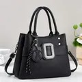 Elegante schwarze Handtasche mit geometrischer Prägung, Strassschnalle und Quasten - Schwarz