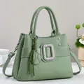 Elegante grüne Handtasche mit geometrischer Textur und funkelnder Strass-Schnalle - Grün