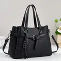 Borsa tote nera con trama geometrica in rilievo, manici e ciondolo a sfera intrecciata - Nero
