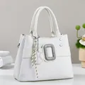 Elegante weiße Damenhandtasche mit Prägung, Strass-Schnalle und Ringen für Schultergurte - Gebrochenes Weiß