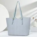 Lichtblauwe tote bag met visgraatpatroon, lange riemen en goudkleurige metalen gespen - Blauw