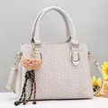 Elegante borsa a tracolla grigia a spina di pesce con manico e ciondolo a orsetto - Grigio