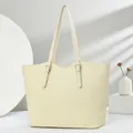 Detail van beige tote bag met V-vormige textuur en metalen verstelbare gesp detail - Abrikoos