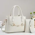 Dettaglio borsa shopper in pelle bianca con morsetto dorato e portafoglio coordinato - 27/12/20 / Bianco