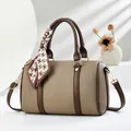 Bolso Boston de cuero caqui con pañuelo de pata de gallo y herrajes dorados brillantes - Caqui